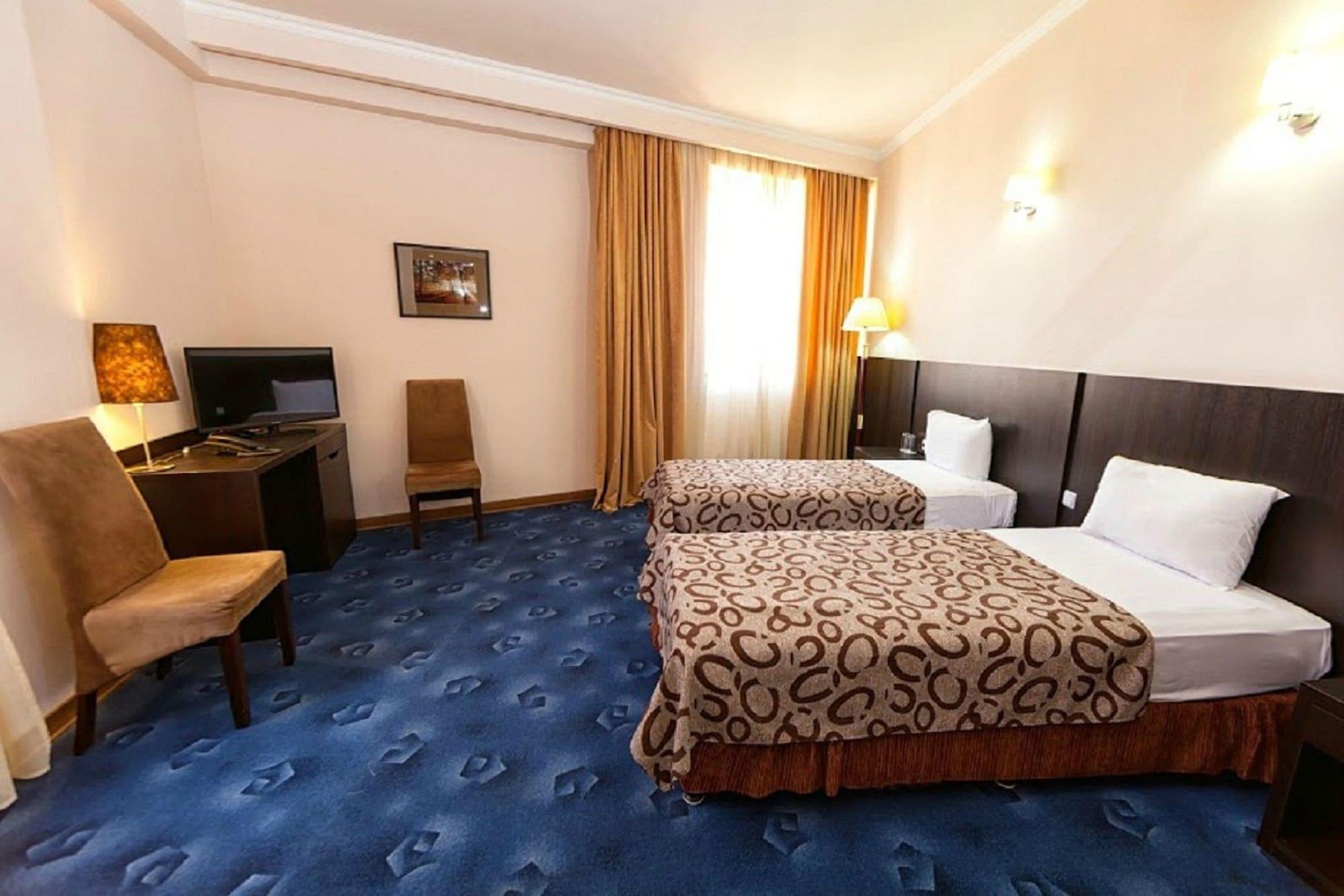 Regineh Hotel Yerevan Exterior photo