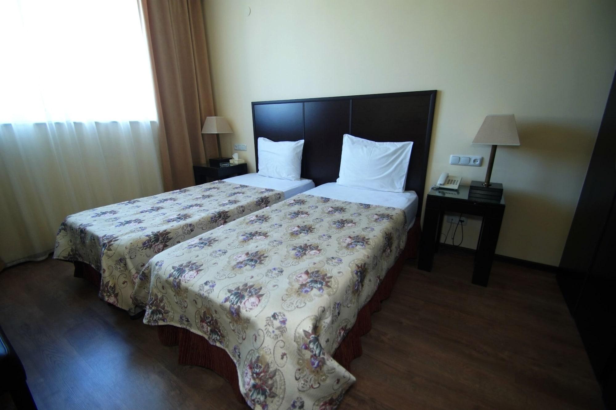 Regineh Hotel Yerevan Exterior photo