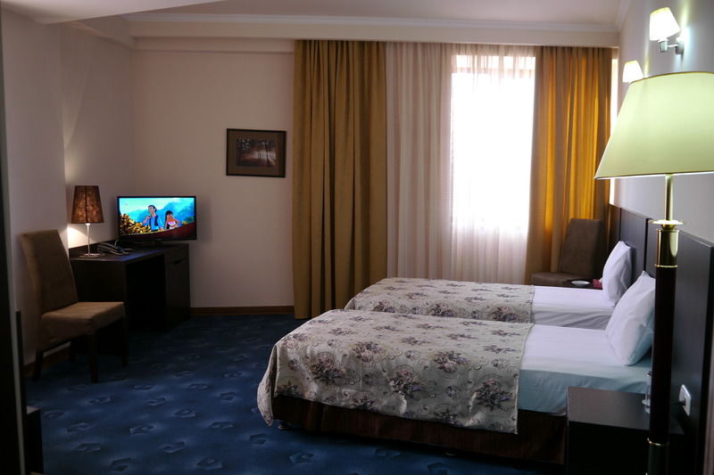 Regineh Hotel Yerevan Exterior photo